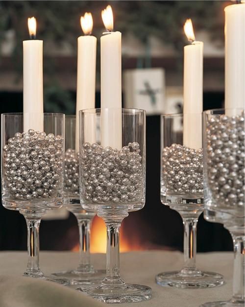 Simples de fazer, esse porta vela é lindo e combina com o ano novo. Basta colocar bolinhas decorativas dentro de uma taça e incluir a vela (Foto: Reprodução)
